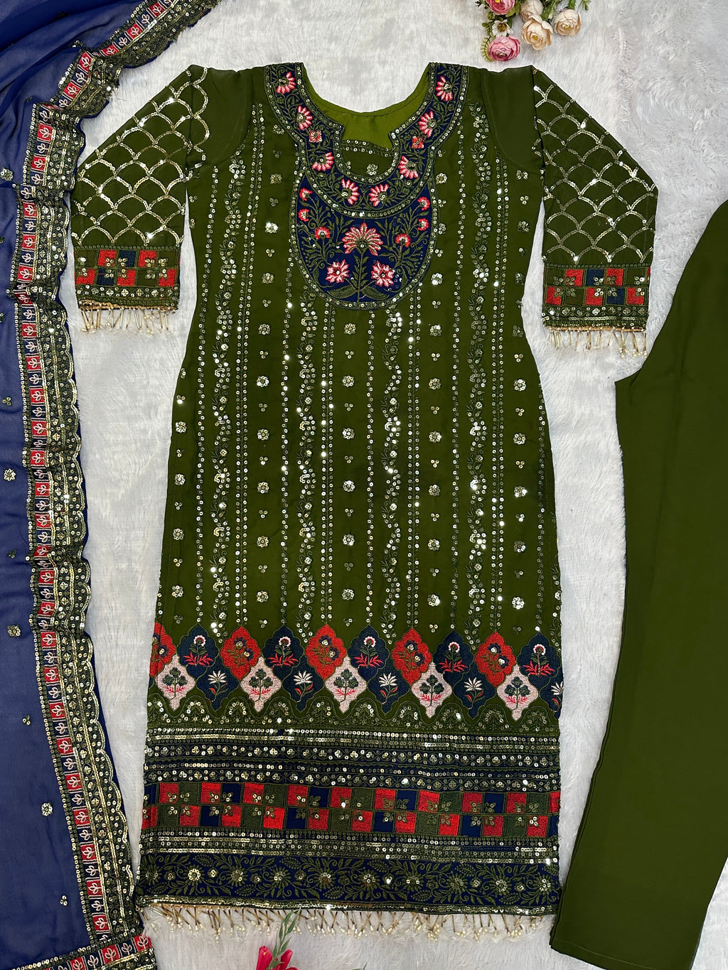 पार्टी वियर डिज़ाइनर टॉप पेंट और मोती वर्क वाला दुपट्टा