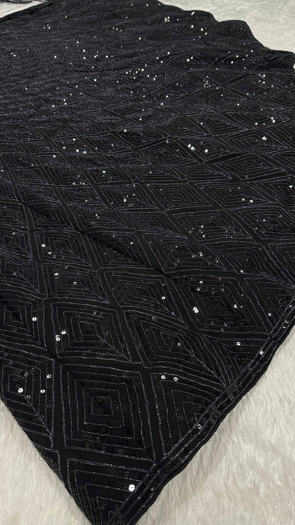 सीक्वेंस और डोरी वर्क के साथ पार्टी वियर लहंगा चोली