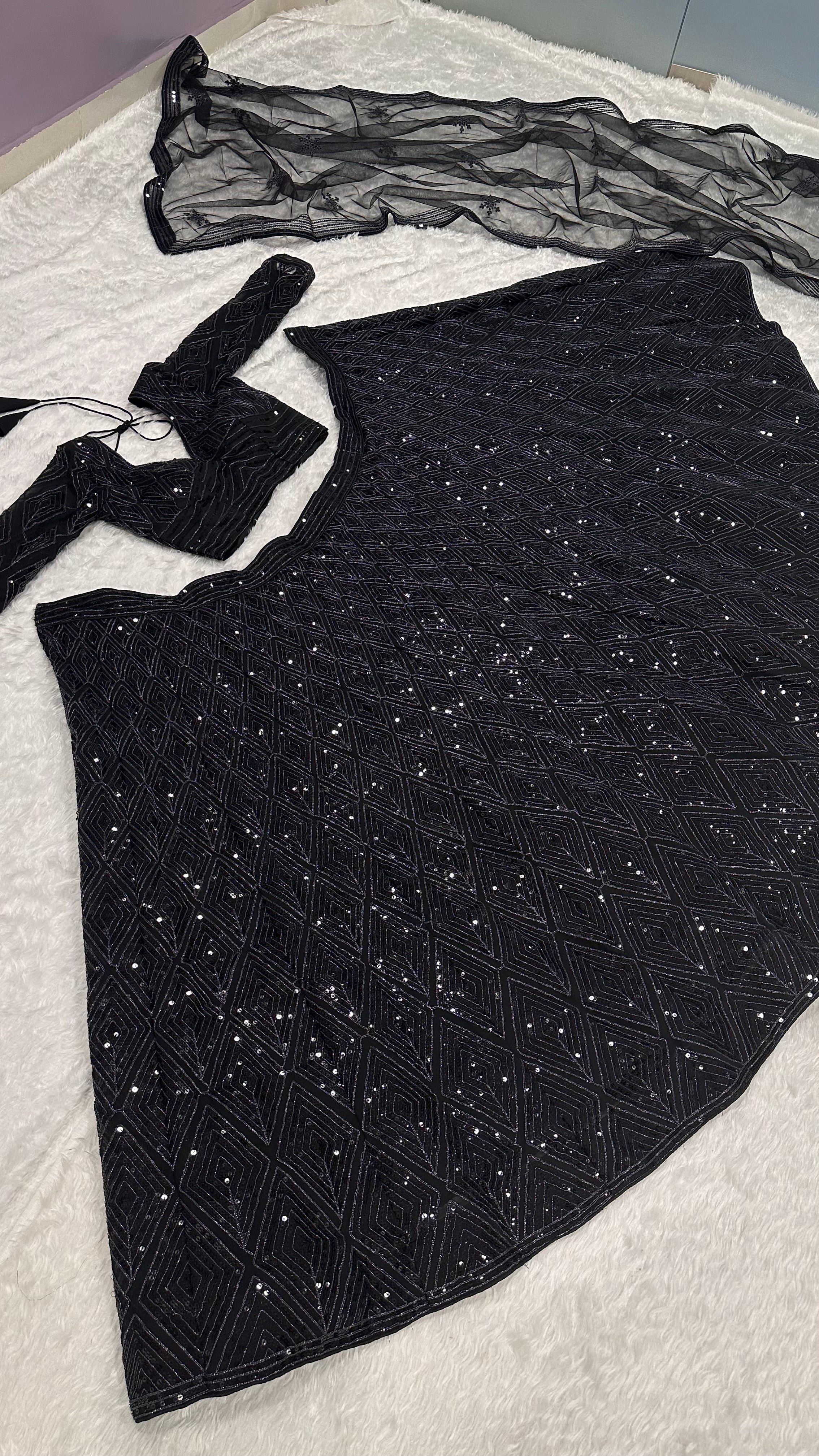 सीक्वेंस और डोरी वर्क के साथ पार्टी वियर लहंगा चोली