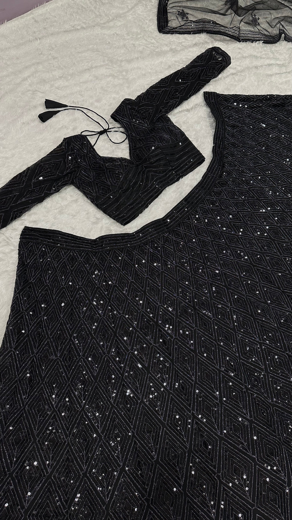 सीक्वेंस और डोरी वर्क के साथ पार्टी वियर लहंगा चोली