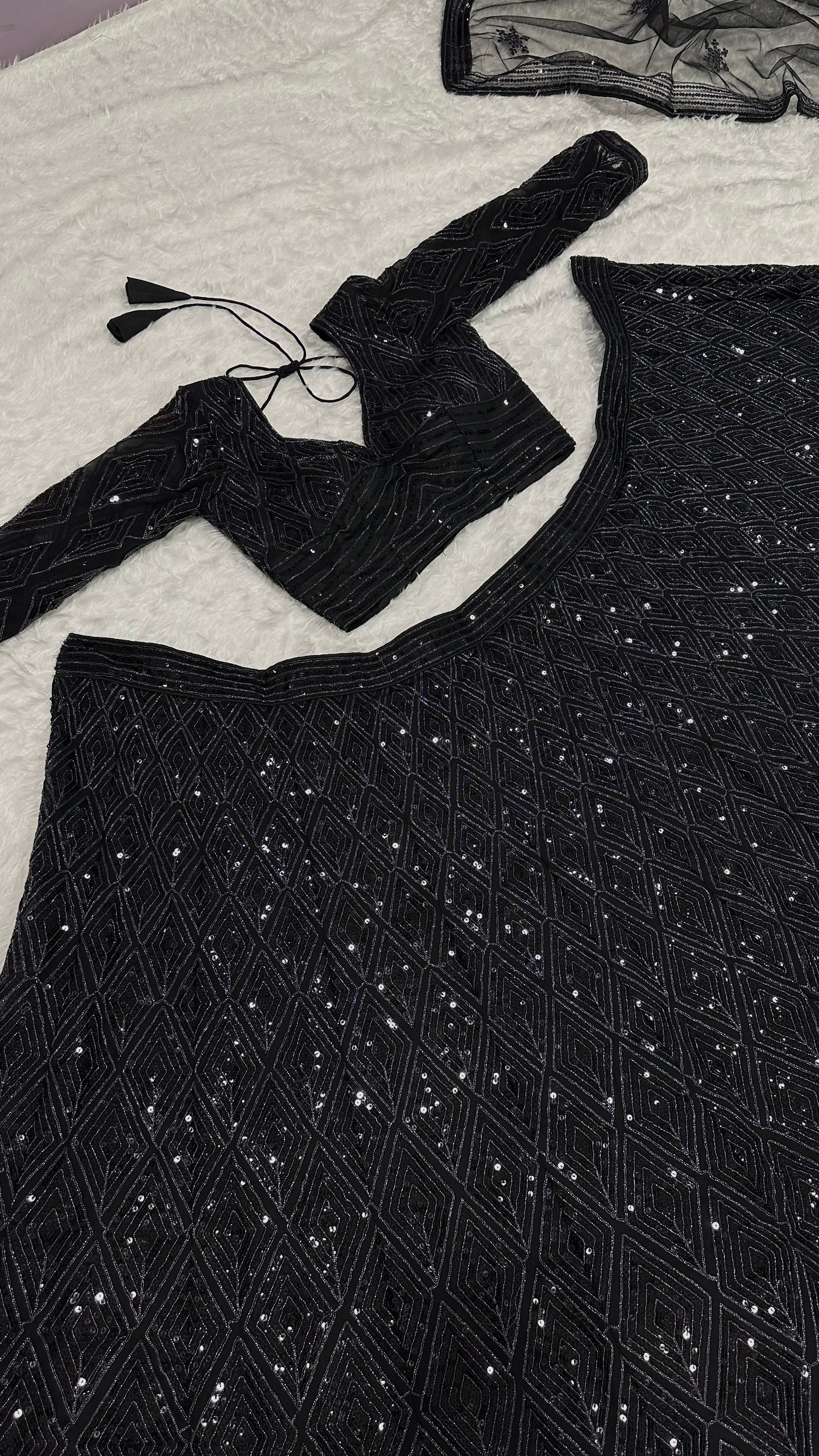 सीक्वेंस और डोरी वर्क के साथ पार्टी वियर लहंगा चोली