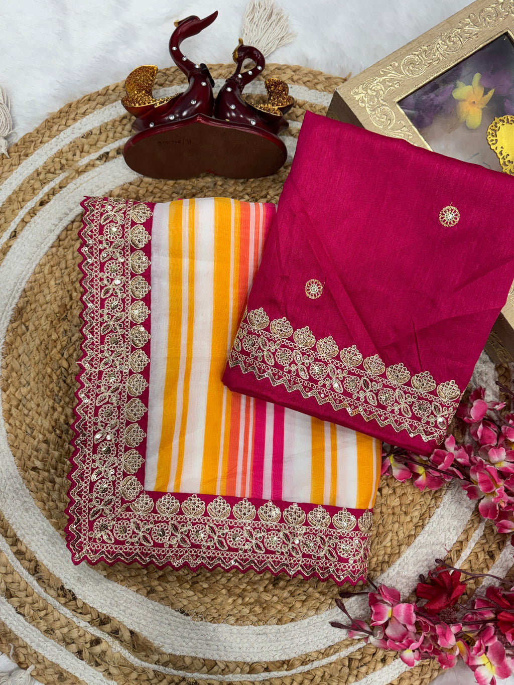 कढ़ाई वर्क लेस बॉर्डर के साथ पार्टी वियर सुंदर साड़ी