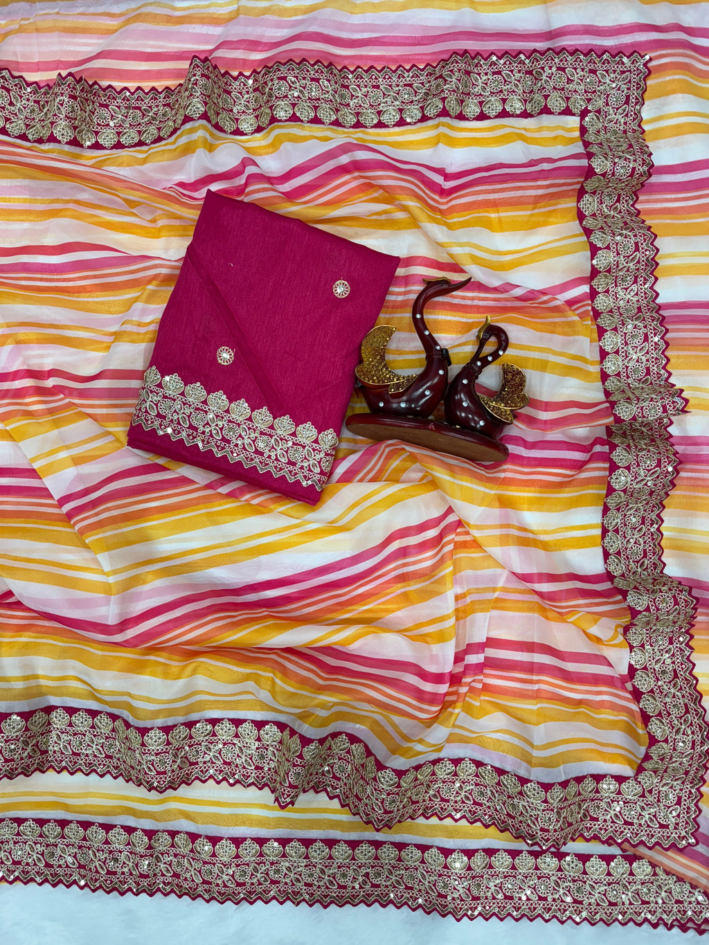 कढ़ाई वर्क लेस बॉर्डर के साथ पार्टी वियर सुंदर साड़ी