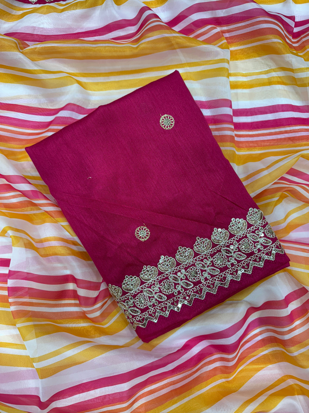 कढ़ाई वर्क लेस बॉर्डर के साथ पार्टी वियर सुंदर साड़ी