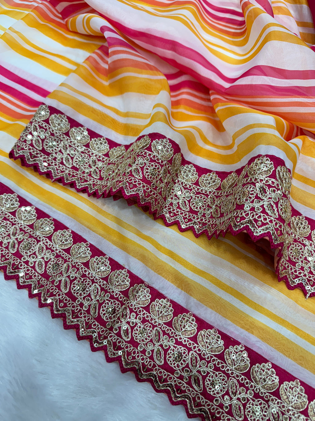 कढ़ाई वर्क लेस बॉर्डर के साथ पार्टी वियर सुंदर साड़ी