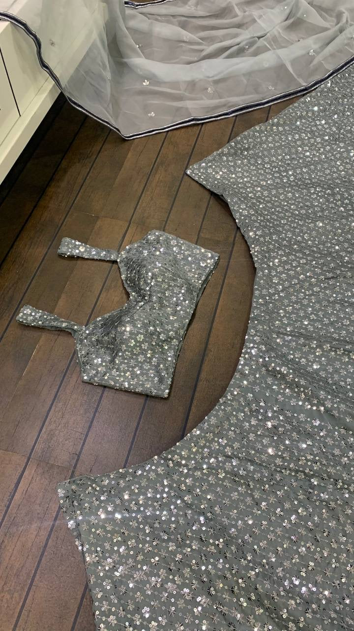 सीक्वेंस वर्क के साथ डिज़ाइनर पार्टी वियर लहंगा चोली