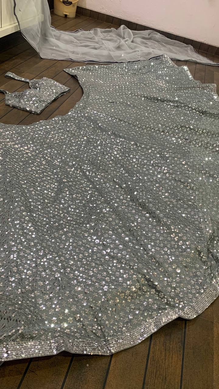 सीक्वेंस वर्क के साथ डिज़ाइनर पार्टी वियर लहंगा चोली