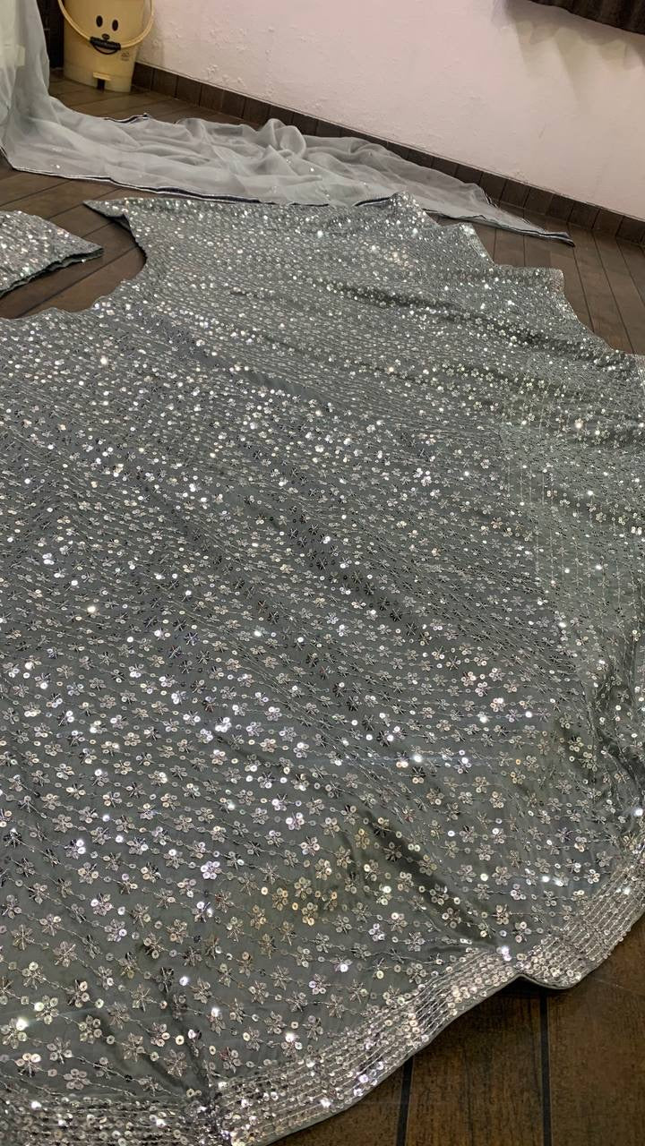 सीक्वेंस वर्क के साथ डिज़ाइनर पार्टी वियर लहंगा चोली