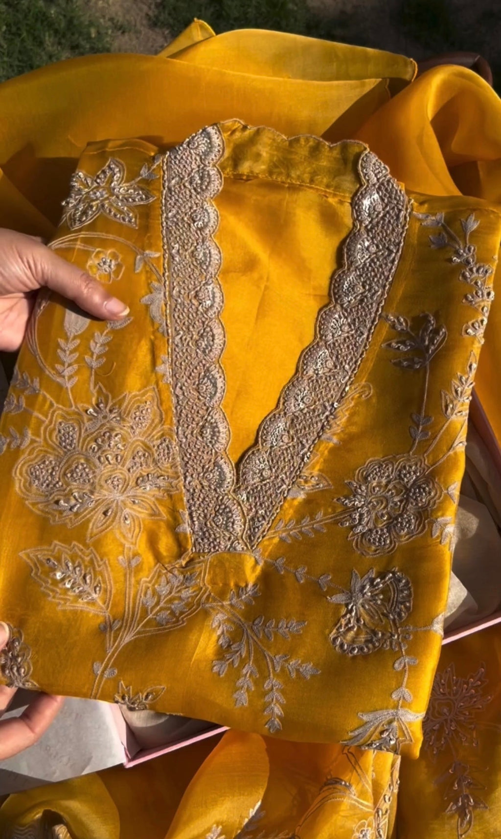 सीक्वेंस वर्क के साथ डिज़ाइनर पार्टी वियर सूट पेंट और दुपट्टा