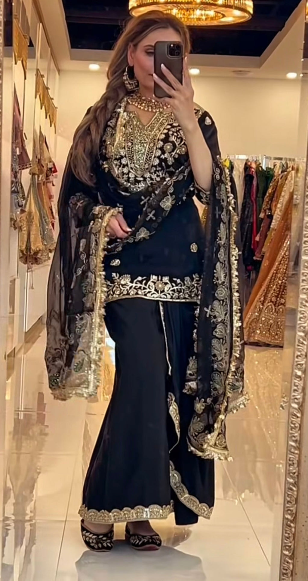 भारी कढ़ाई अनुक्रम कार्य के साथ डिजाइनर टॉप, धोती स्कर्ट और दुपट्टा