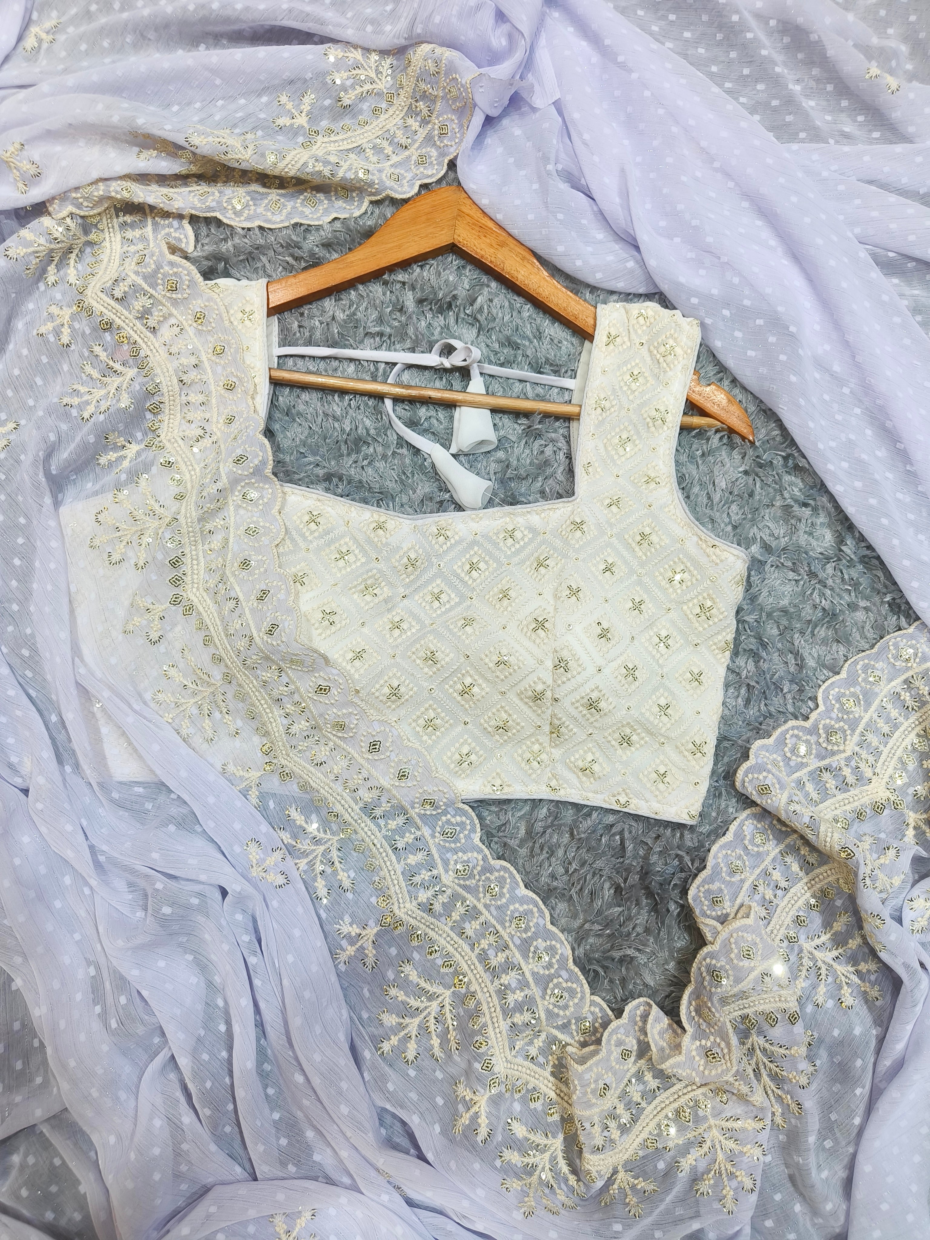 सुंदर सेक्विन और धागे की कढ़ाई वाली डिज़ाइनर साड़ी