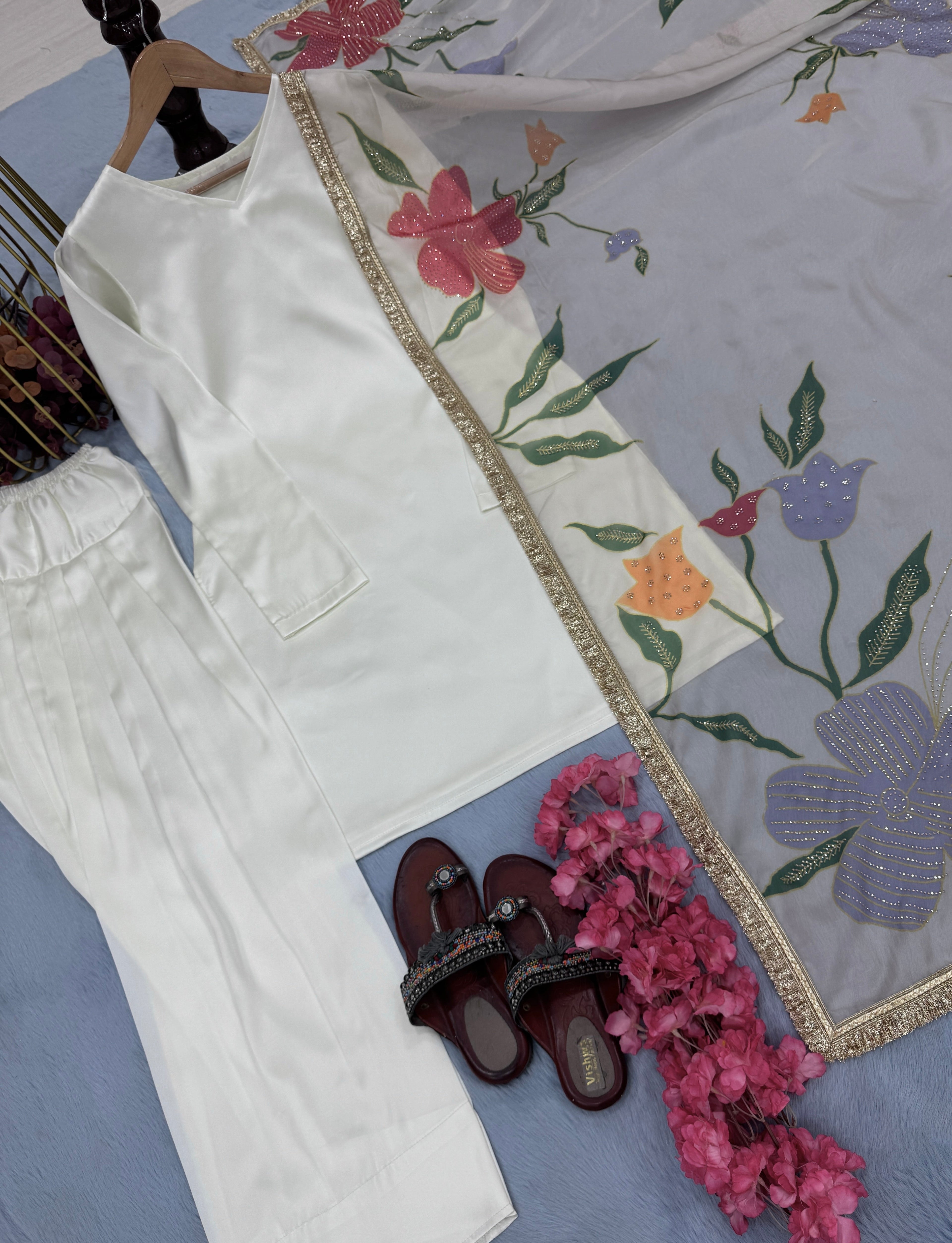 प्लाज़ो के साथ डिज़ाइनर पार्टी वियर लुक टॉप