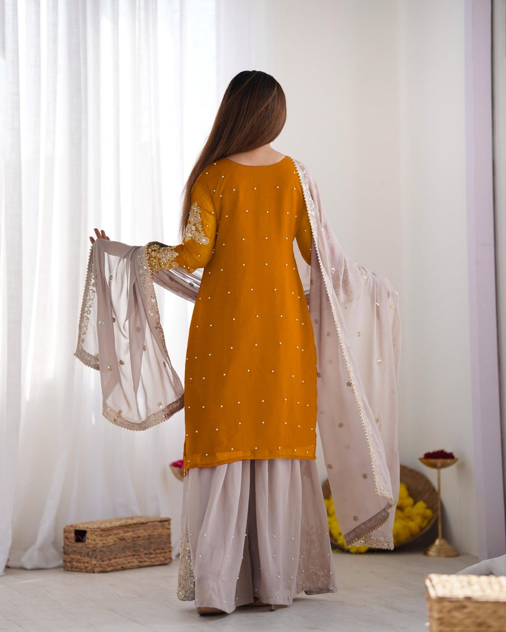 ऊपर-नीचे और दुपट्टे पर भारी कढ़ाई और डोरी-सीक्वेंस वर्क