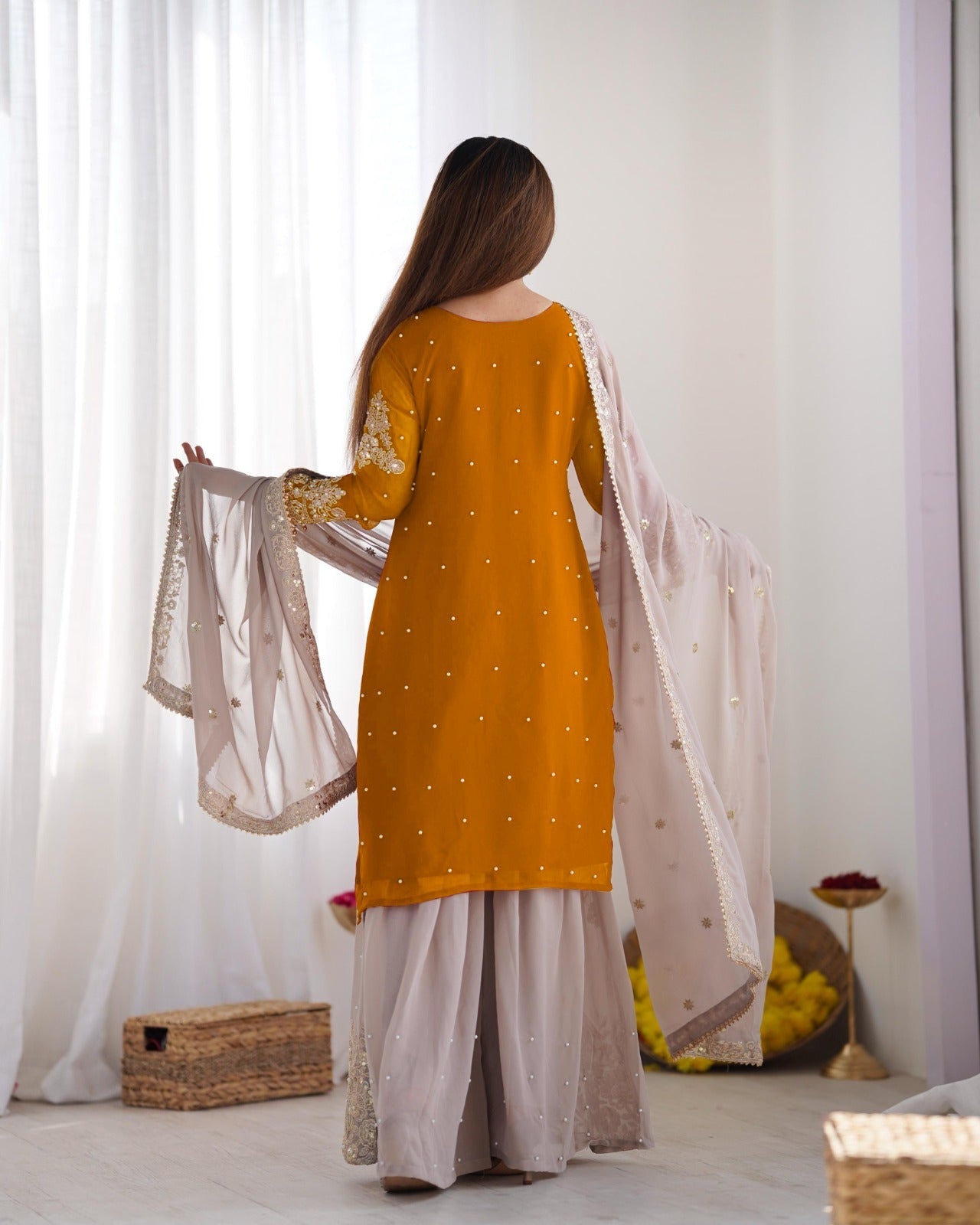 ऊपर-नीचे और दुपट्टे पर भारी कढ़ाई और डोरी-सीक्वेंस वर्क