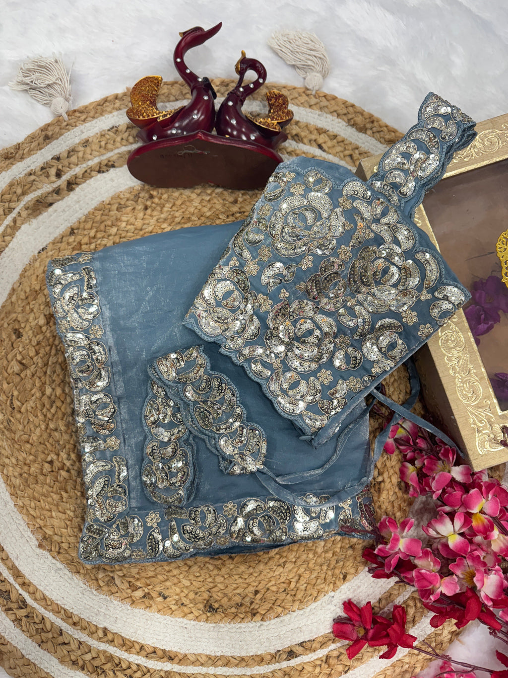 पार्टी वियर डिज़ाइनर साड़ी कॉर्डिंग और सेक्विन कढ़ाई वर्क लेस बॉर्डर के साथ