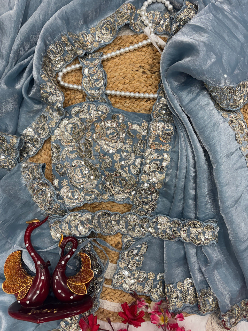 पार्टी वियर डिज़ाइनर साड़ी कॉर्डिंग और सेक्विन कढ़ाई वर्क लेस बॉर्डर के साथ