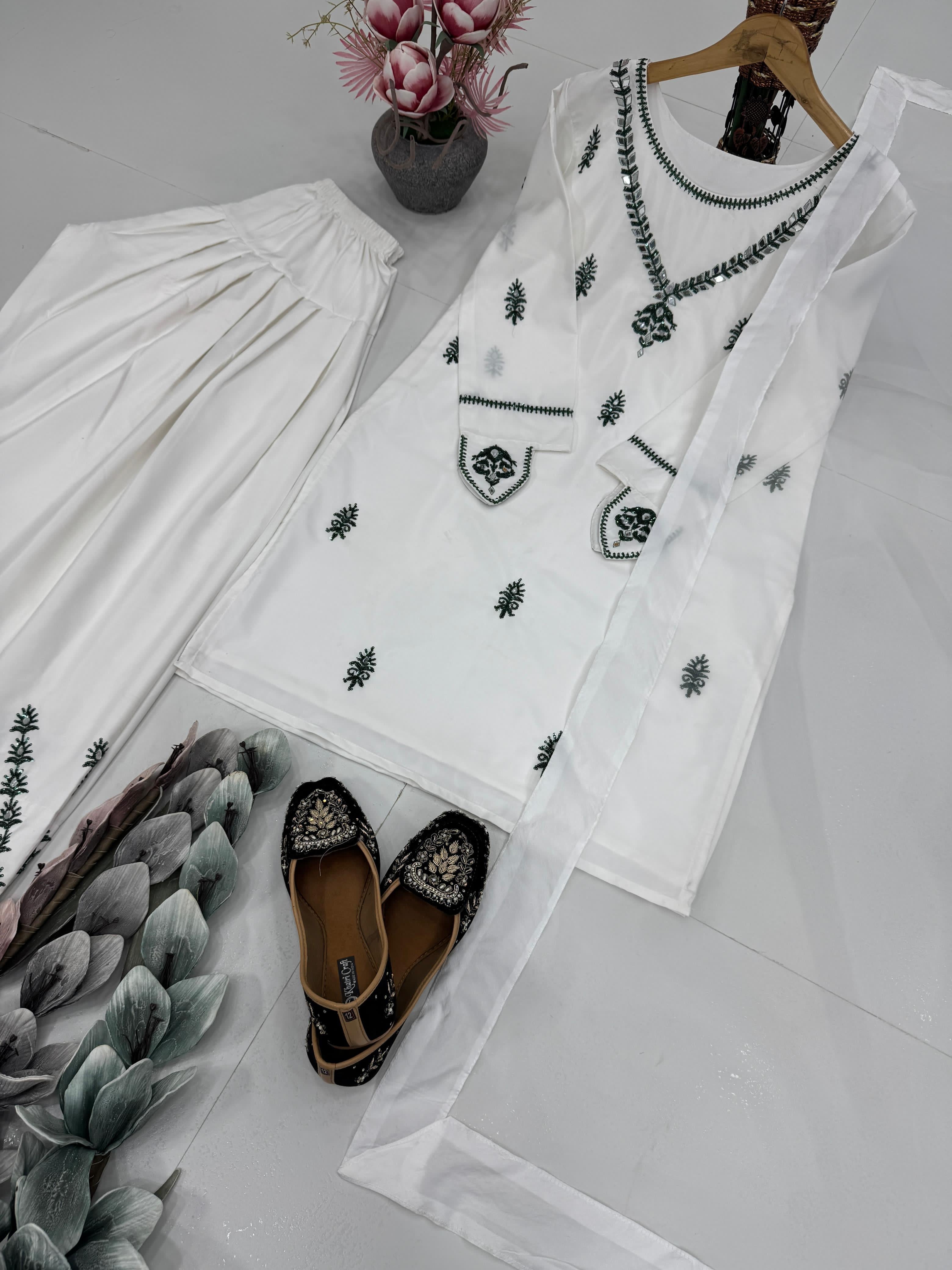 पार्टी वियर खूबसूरत टॉप-बॉटम और फैंसी दुपट्टा