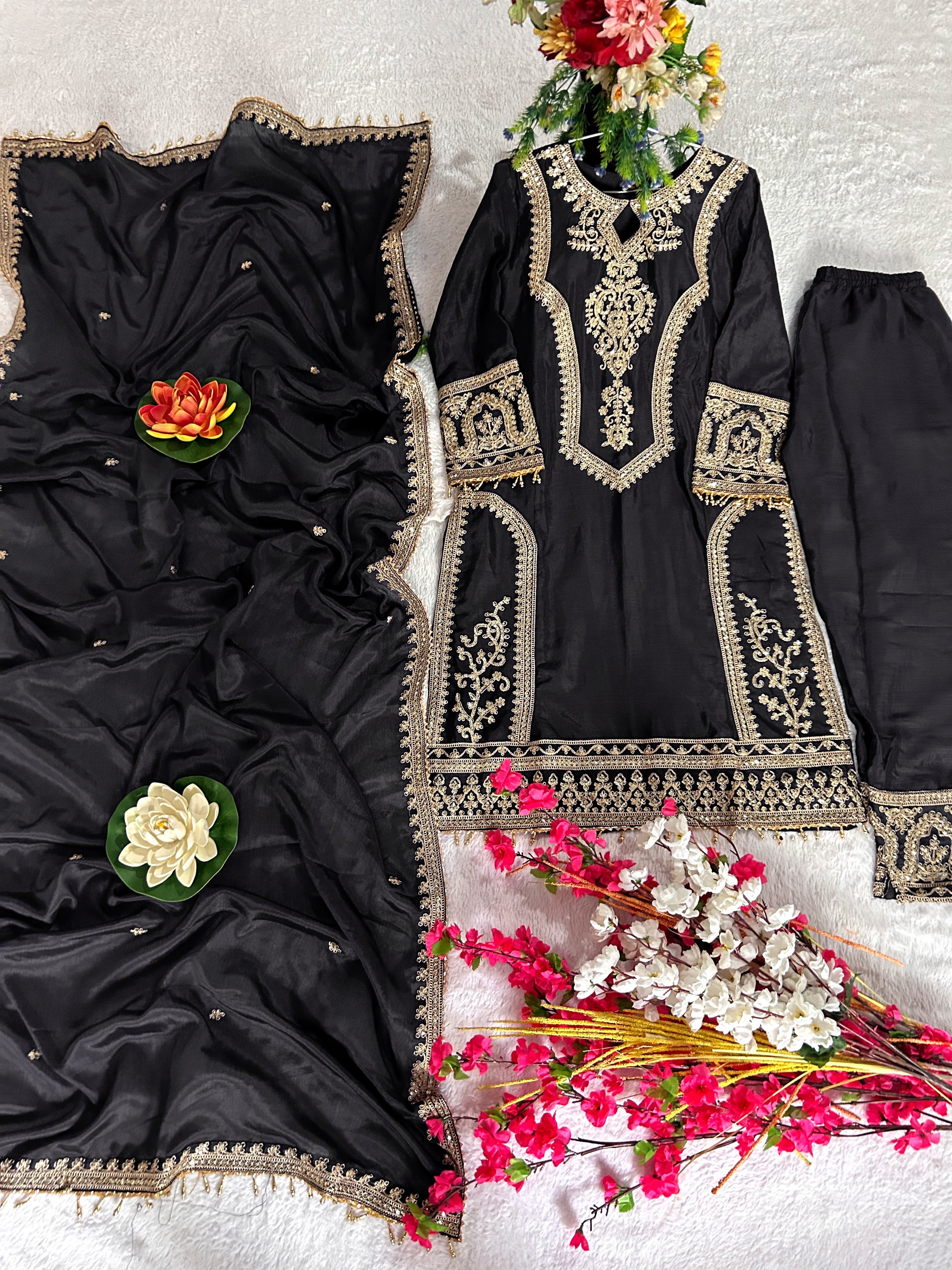 पार्टी वियर खूबसूरत टॉप-बॉटम और फैंसी दुपट्टा