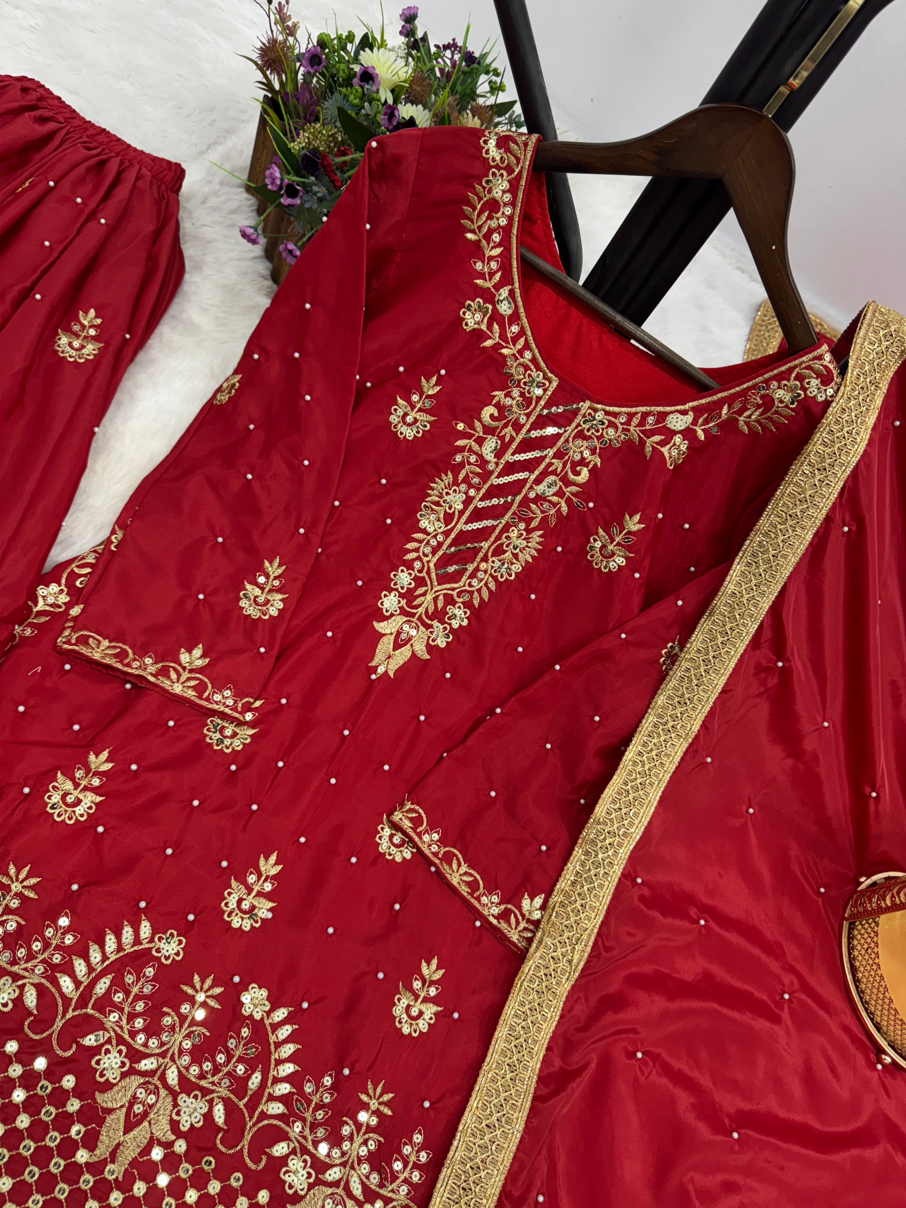 पार्टी वियर लुक टॉप-बॉटम और मोती वर्क वाला दुपट्टा