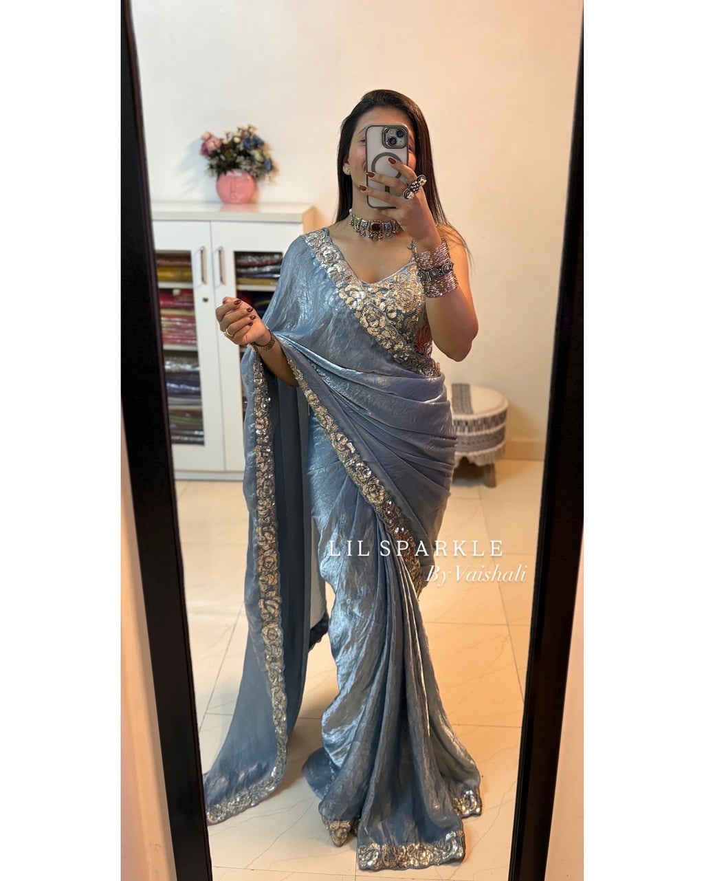 पार्टी वियर डिज़ाइनर साड़ी कॉर्डिंग और सेक्विन कढ़ाई वर्क लेस बॉर्डर के साथ