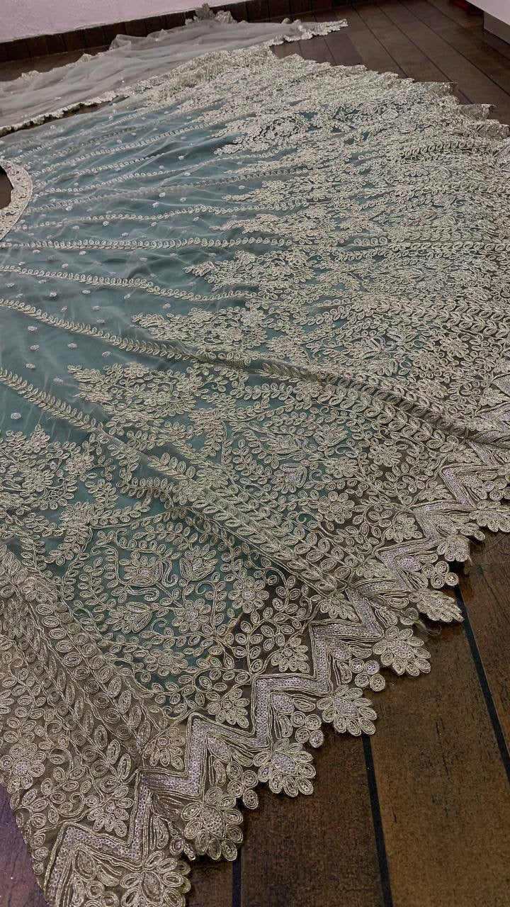 डोरी और सीक्वेंस वर्क के साथ डिज़ाइनर पार्टी वियर लहंगा चोली