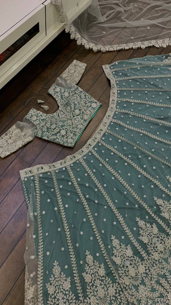 डोरी और सीक्वेंस वर्क के साथ डिज़ाइनर पार्टी वियर लहंगा चोली