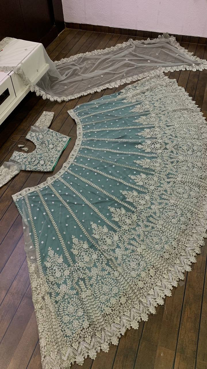 डोरी और सीक्वेंस वर्क के साथ डिज़ाइनर पार्टी वियर लहंगा चोली