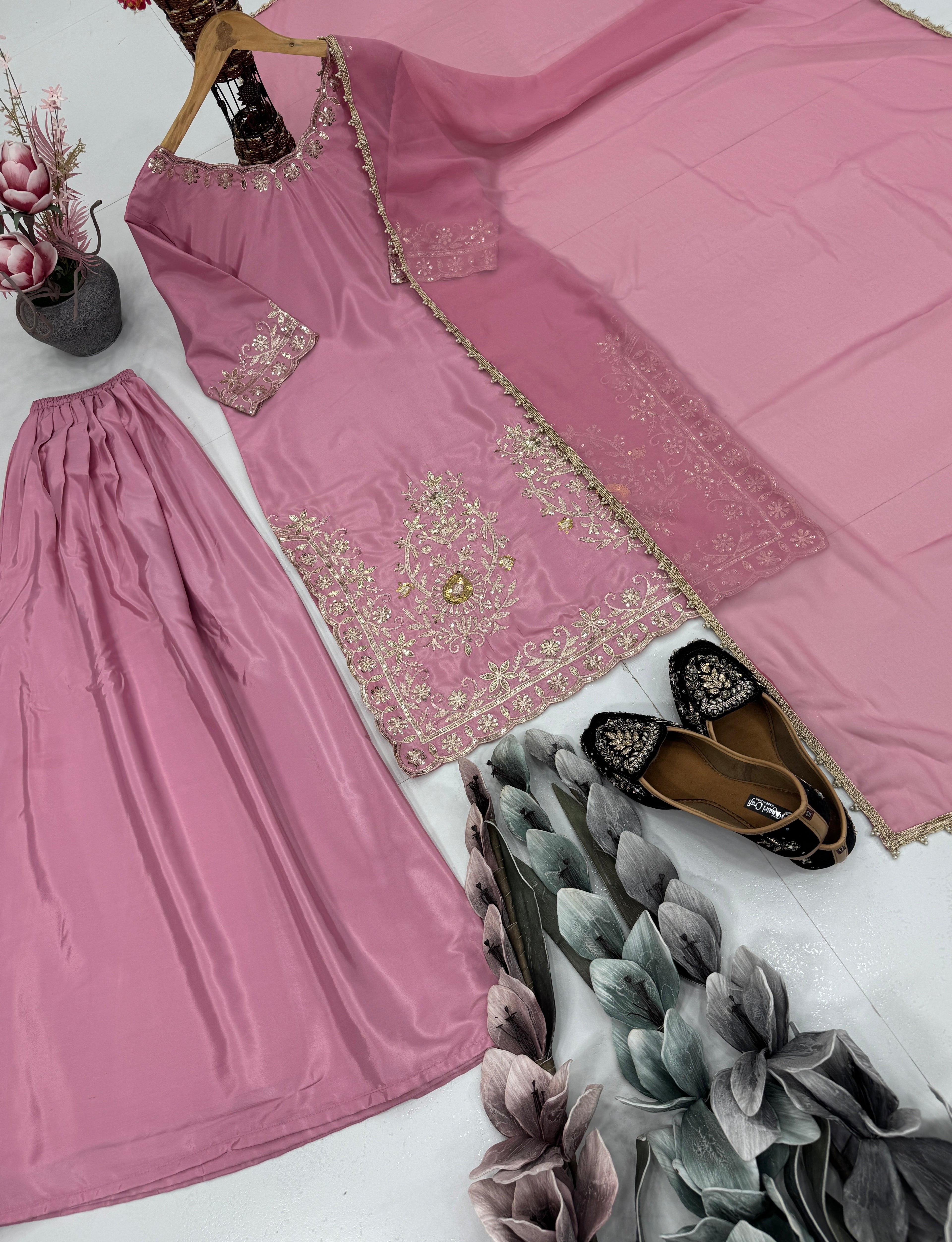 पार्टी वियर खूबसूरत टॉप-बॉटम और दुपट्टा