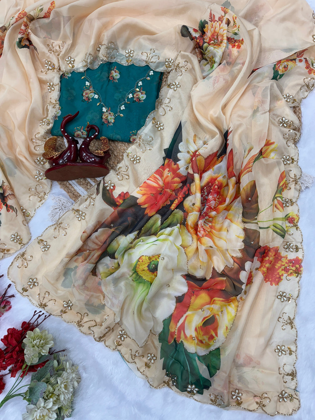 डिज़ाइनर पार्टी वियर लुक फ्लोरल हैंडवर्क साड़ी