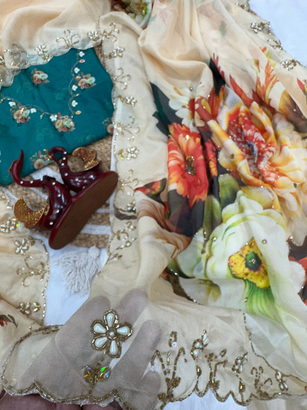 डिज़ाइनर पार्टी वियर लुक फ्लोरल हैंडवर्क साड़ी