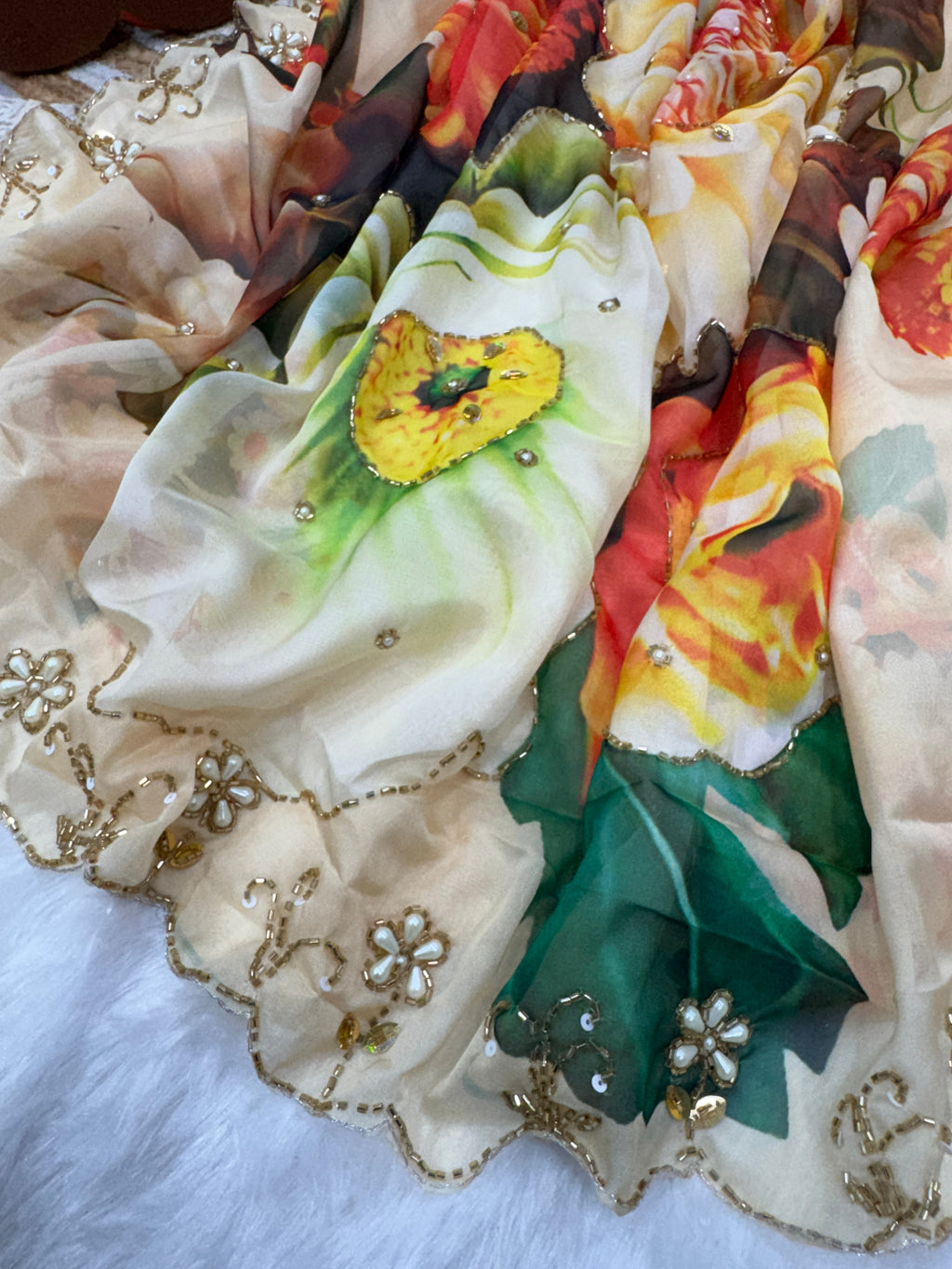 डिज़ाइनर पार्टी वियर लुक फ्लोरल हैंडवर्क साड़ी