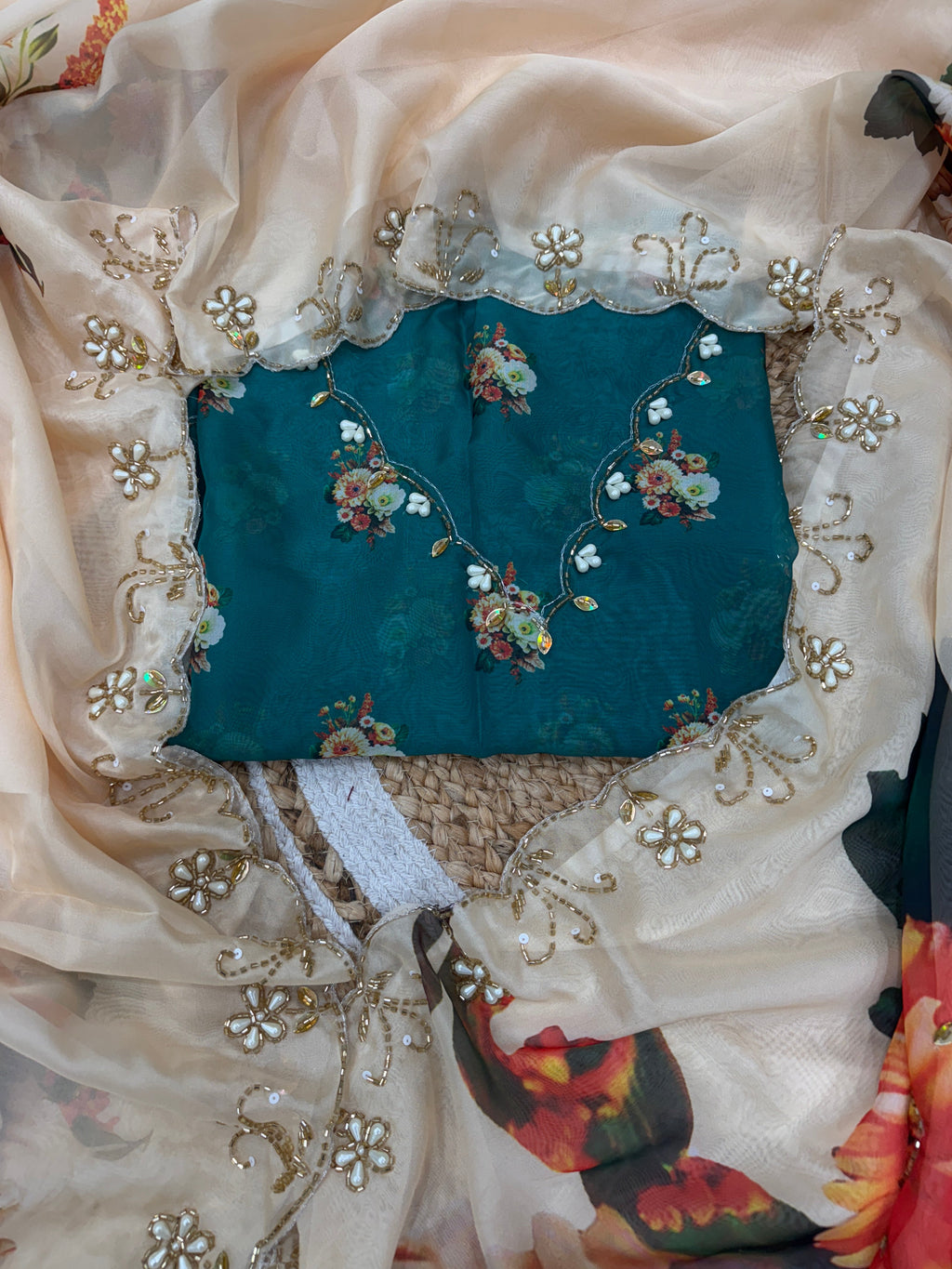 डिज़ाइनर पार्टी वियर लुक फ्लोरल हैंडवर्क साड़ी