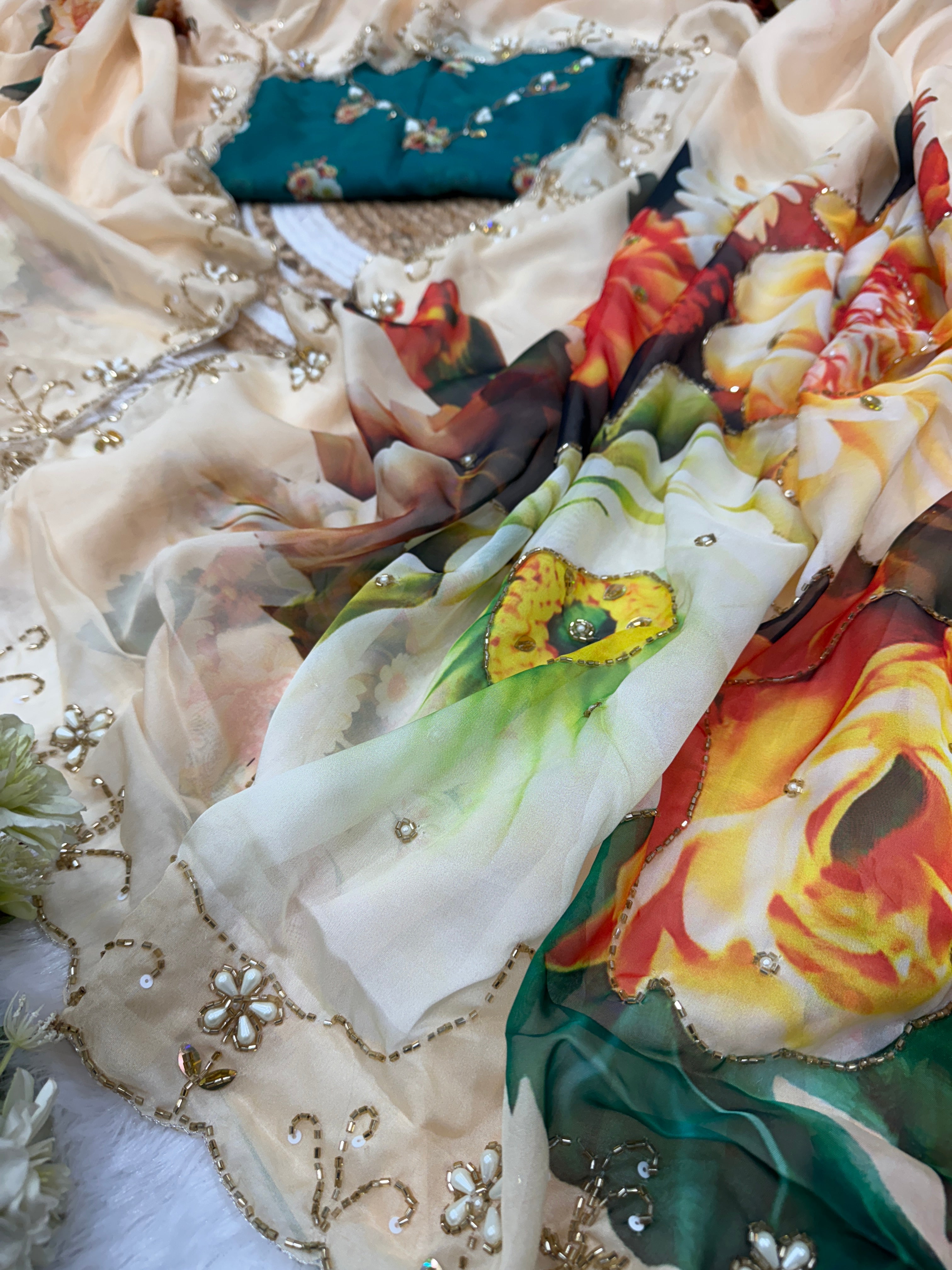 डिज़ाइनर पार्टी वियर लुक फ्लोरल हैंडवर्क साड़ी