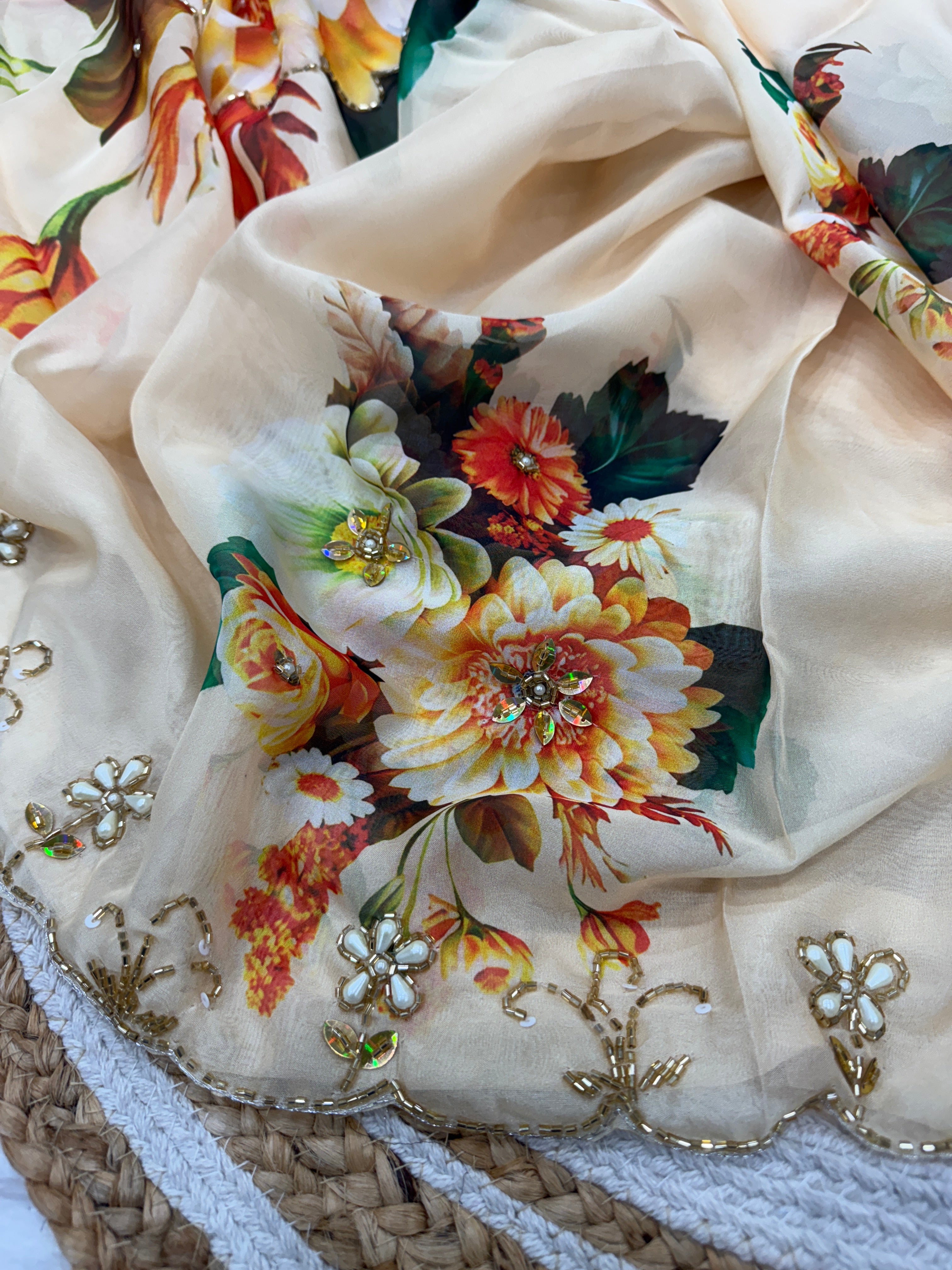 डिज़ाइनर पार्टी वियर लुक फ्लोरल हैंडवर्क साड़ी