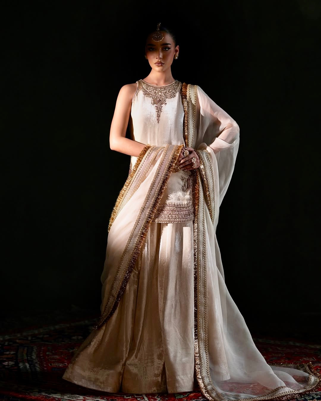 पार्टी में पहनने के लिए सुंदर टॉप और बॉटम दुपट्टे के साथ