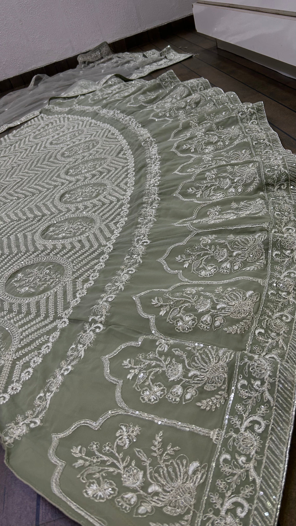 पार्टी वियर लुक लहंगा चोली सीक्वेंस वर्क के साथ