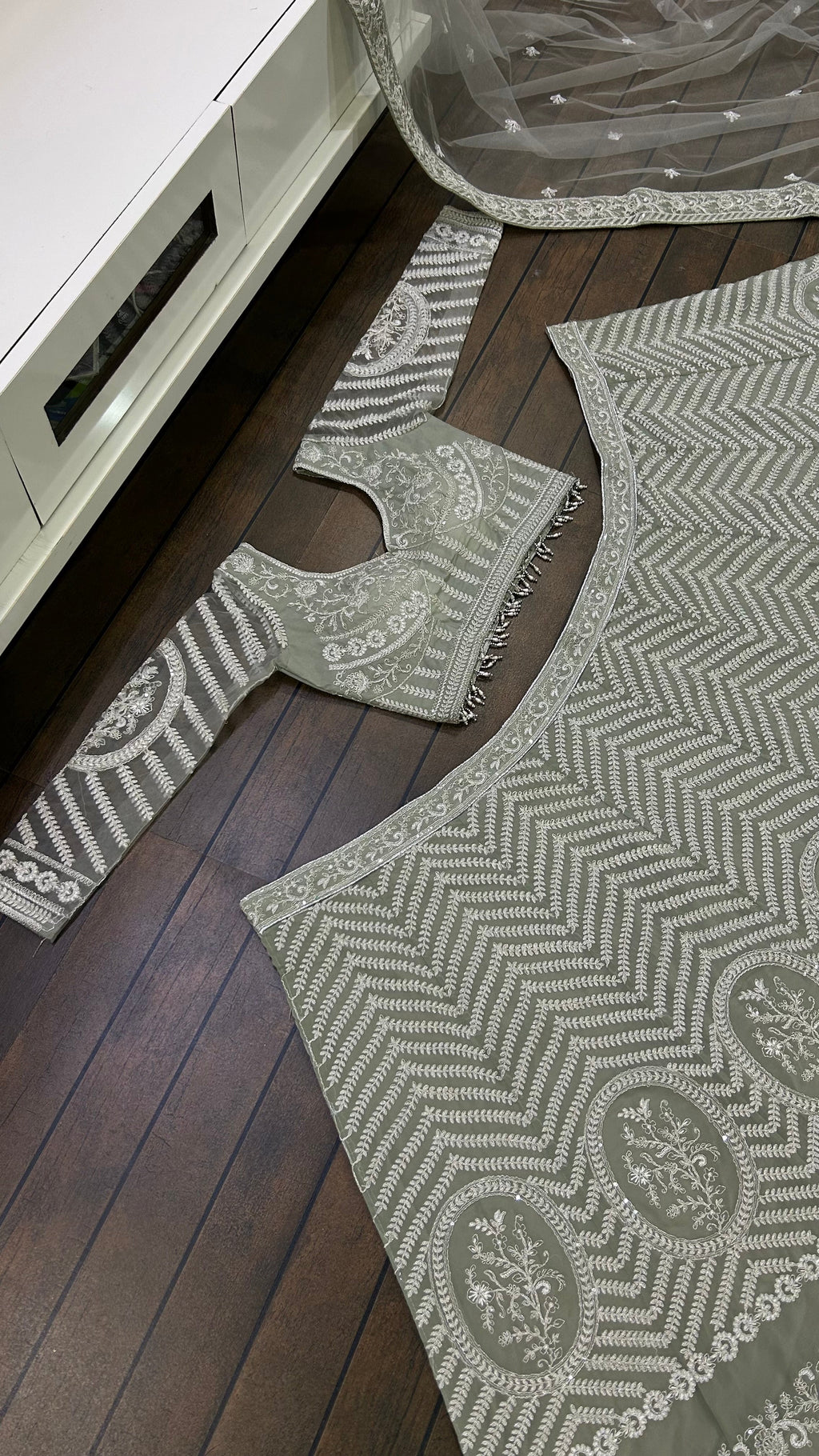 पार्टी वियर लुक लहंगा चोली सीक्वेंस वर्क के साथ