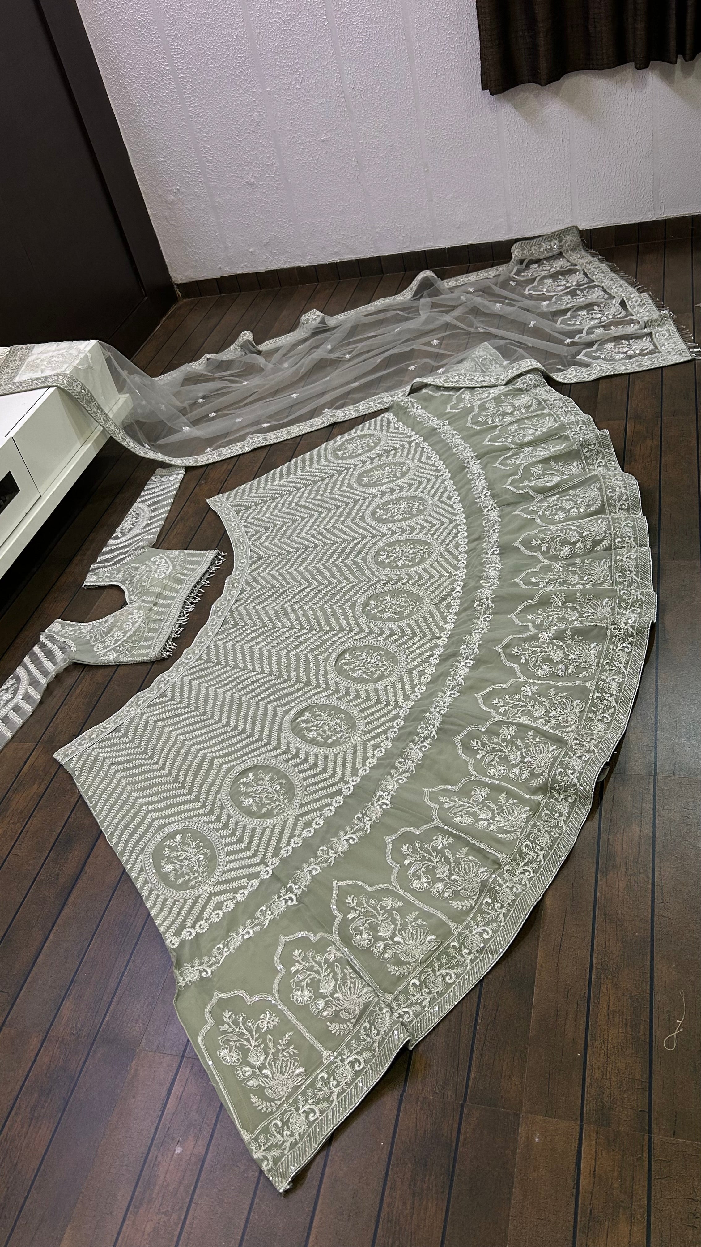 पार्टी वियर लुक लहंगा चोली सीक्वेंस वर्क के साथ