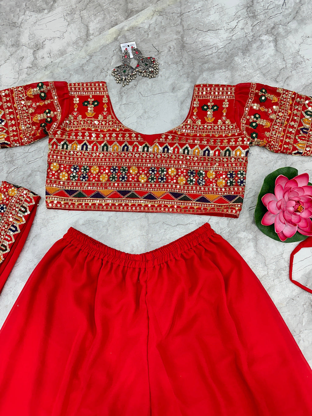 कढ़ाई के काम के साथ डिज़ाइनर पार्टी वियर शरारा ब्लाउज और दुपट्टा