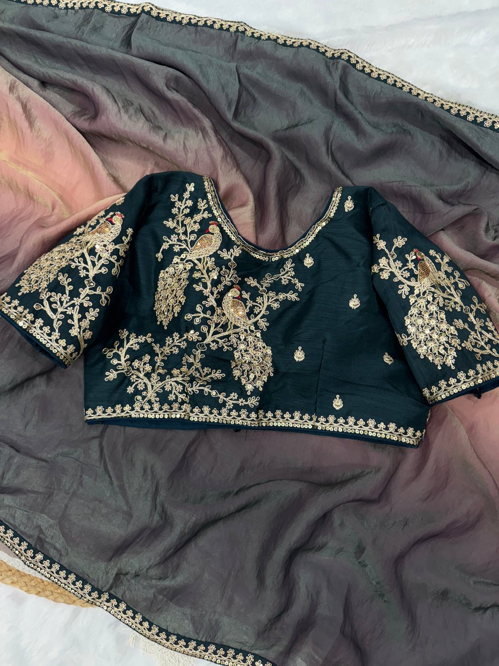 सीक्वेंस और कॉर्डिंग कढ़ाई वर्क वाली फैंसी साड़ी