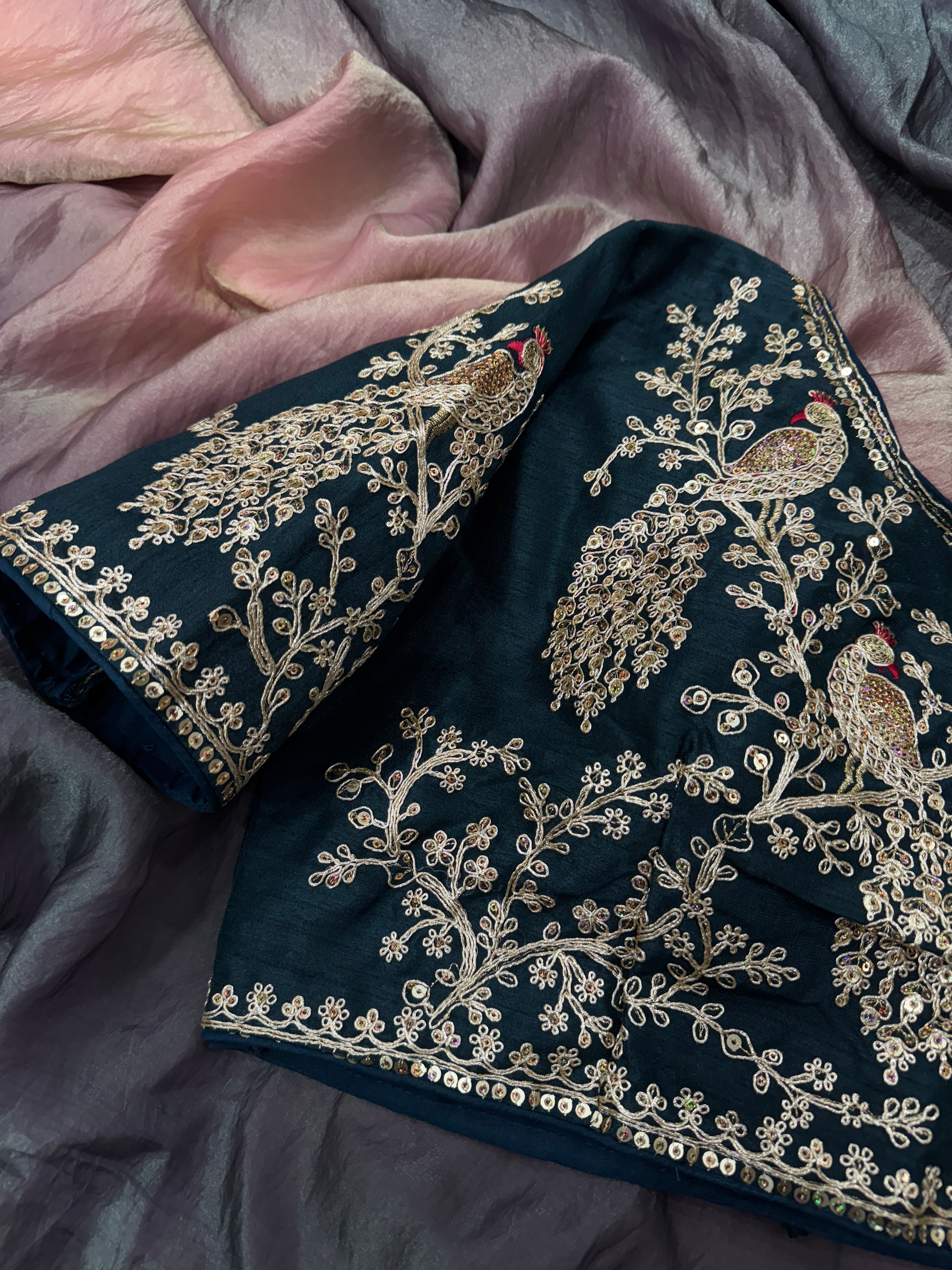 सीक्वेंस और कॉर्डिंग कढ़ाई वर्क वाली फैंसी साड़ी