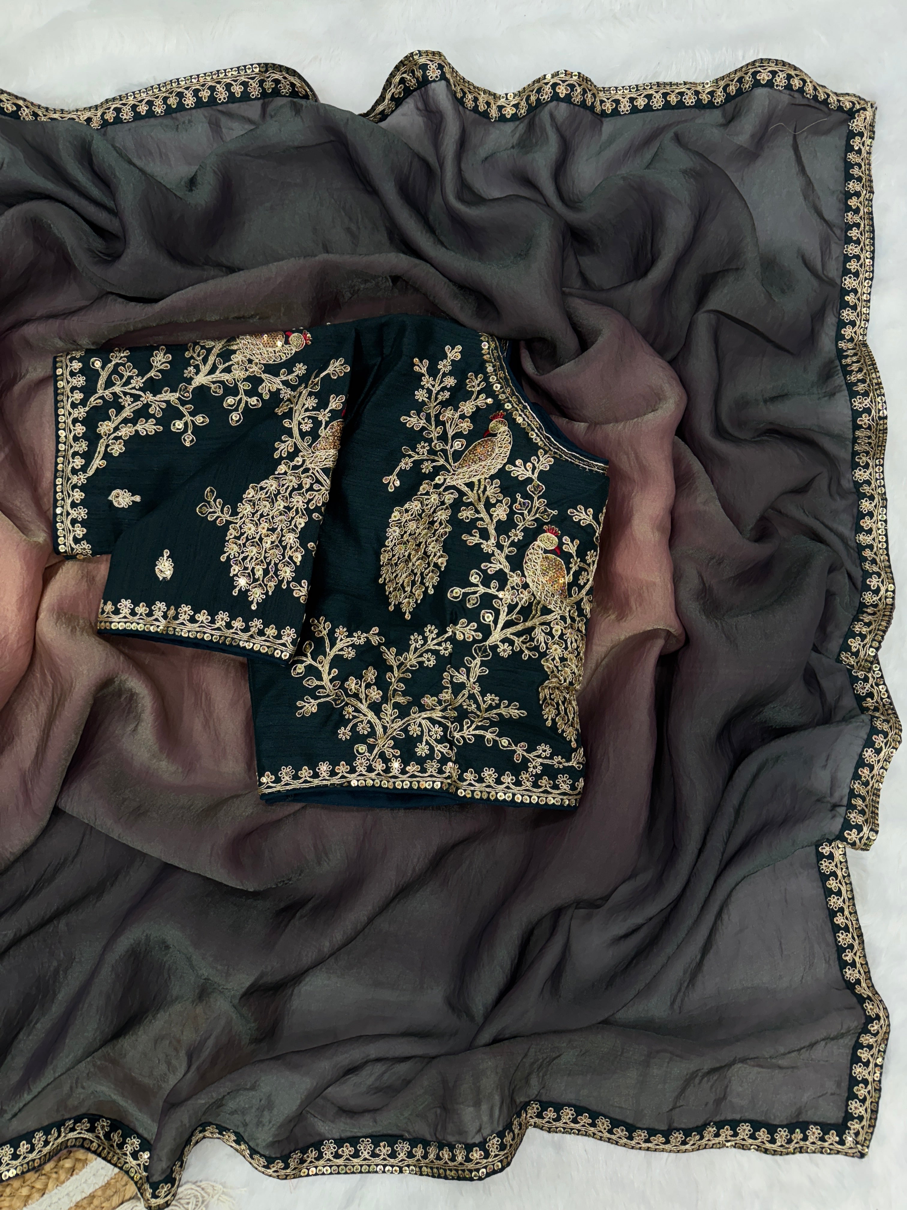 सीक्वेंस और कॉर्डिंग कढ़ाई वर्क वाली फैंसी साड़ी