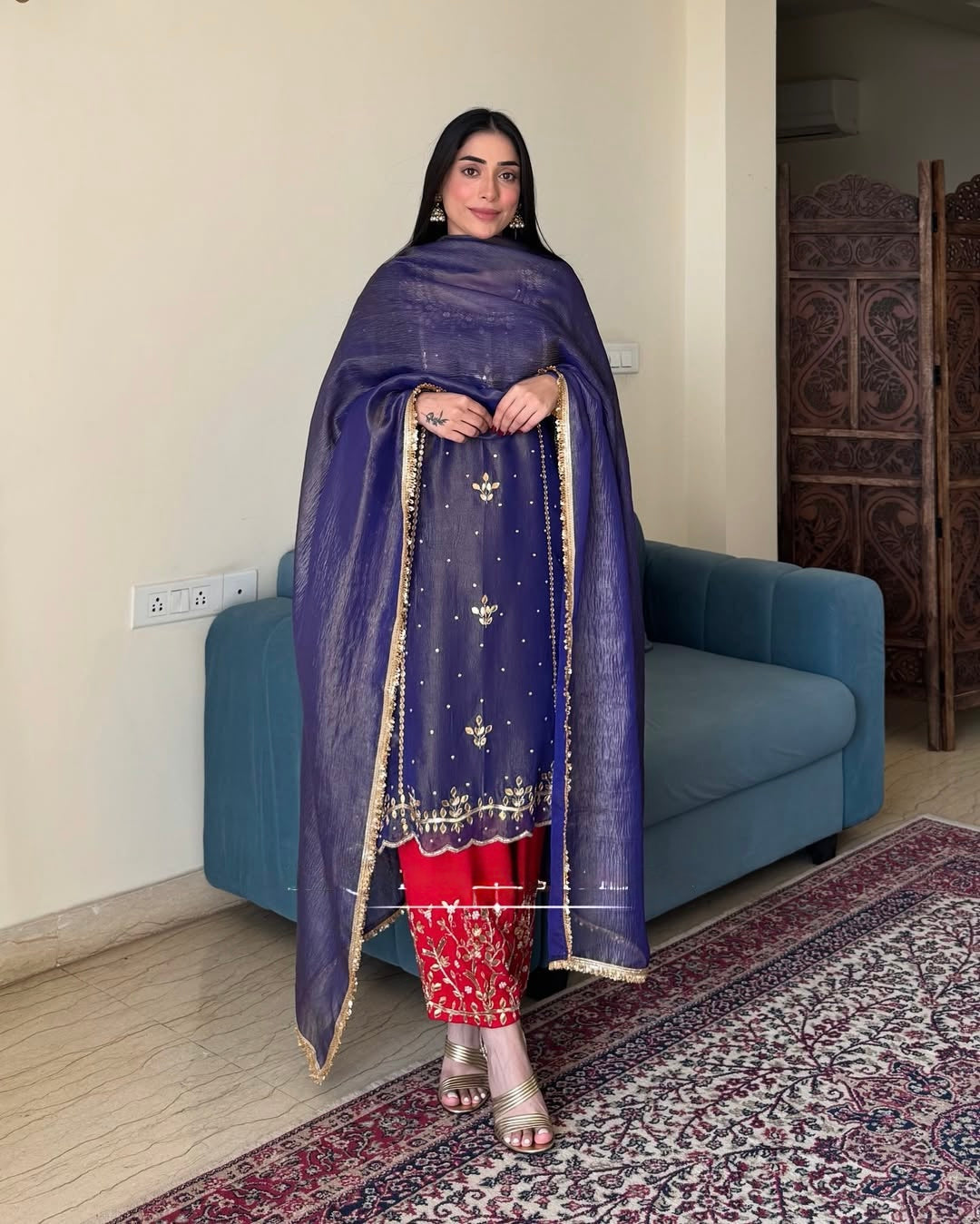 पार्टी वियर लुक: दुपट्टे के साथ टॉप और बॉटम में खूबसूरत दिखें