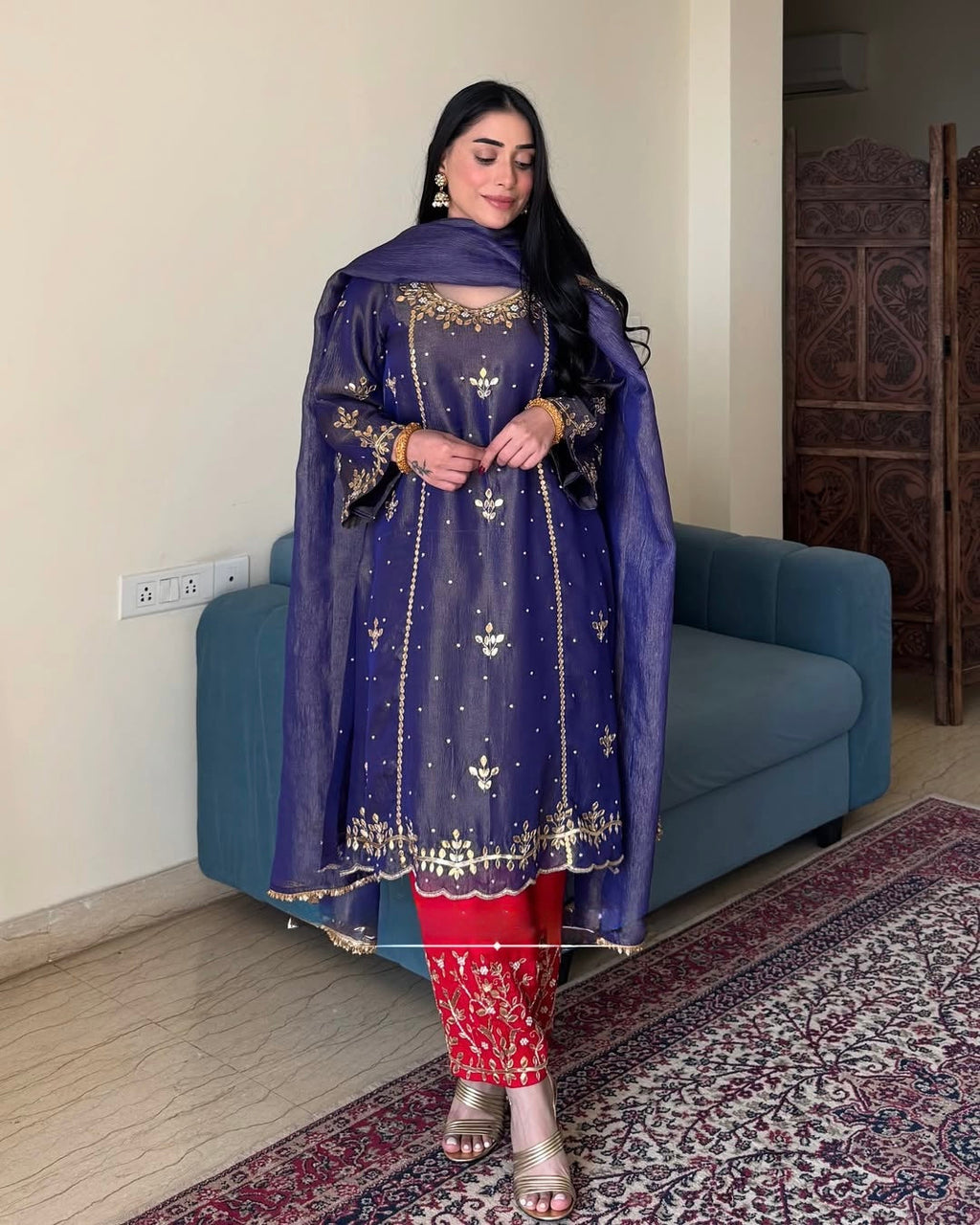 पार्टी वियर लुक: दुपट्टे के साथ टॉप और बॉटम में खूबसूरत दिखें