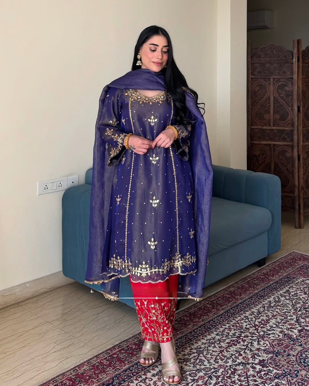 पार्टी वियर लुक: दुपट्टे के साथ टॉप और बॉटम में खूबसूरत दिखें