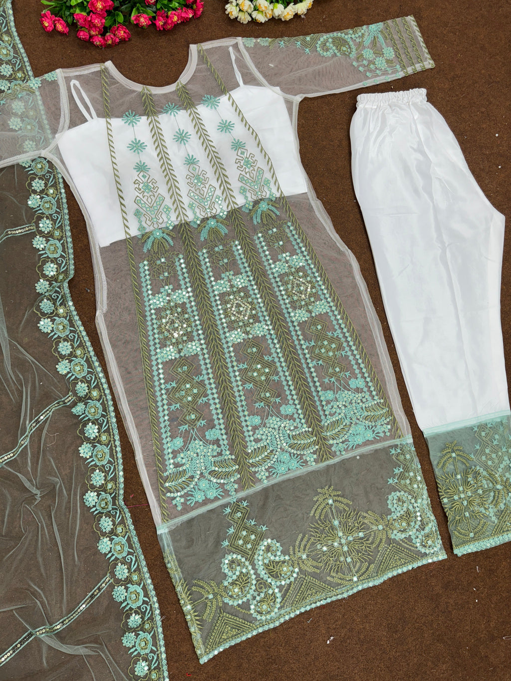 कढ़ाई अनुक्रम कार्य के साथ पार्टी वियर फैंसी 4 पीस