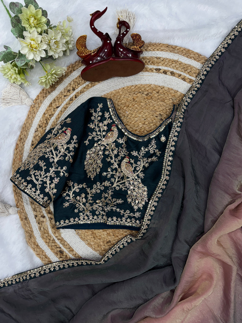 सीक्वेंस और कॉर्डिंग कढ़ाई वर्क वाली फैंसी साड़ी