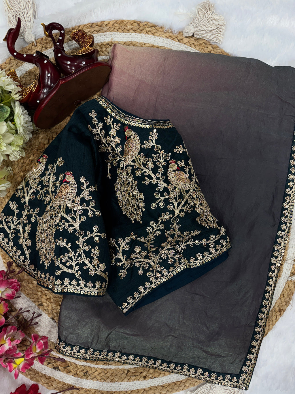 सीक्वेंस और कॉर्डिंग कढ़ाई वर्क वाली फैंसी साड़ी