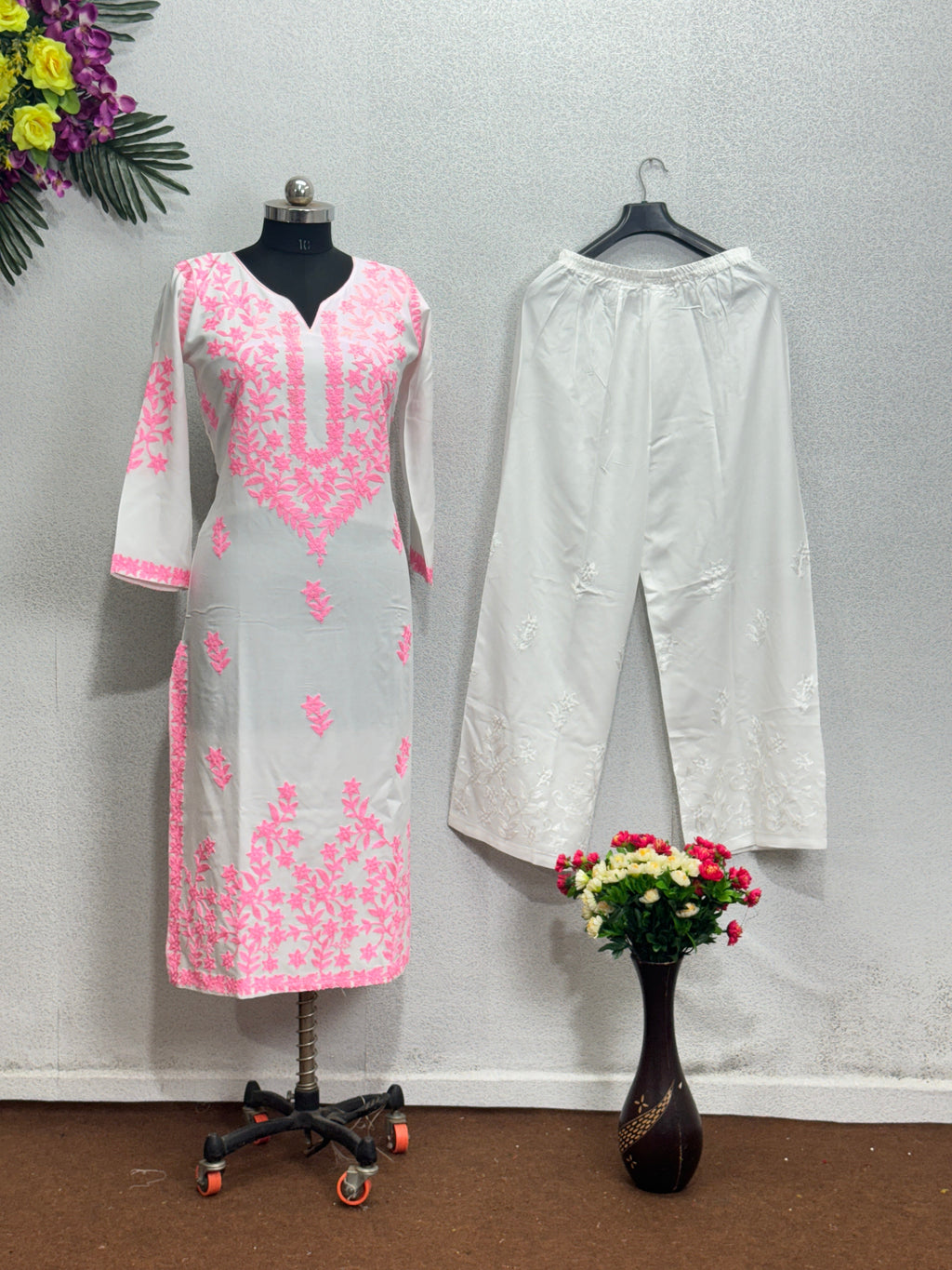 सिले हुए काम के साथ सुंदर टॉप बॉटम और प्लाज़ो