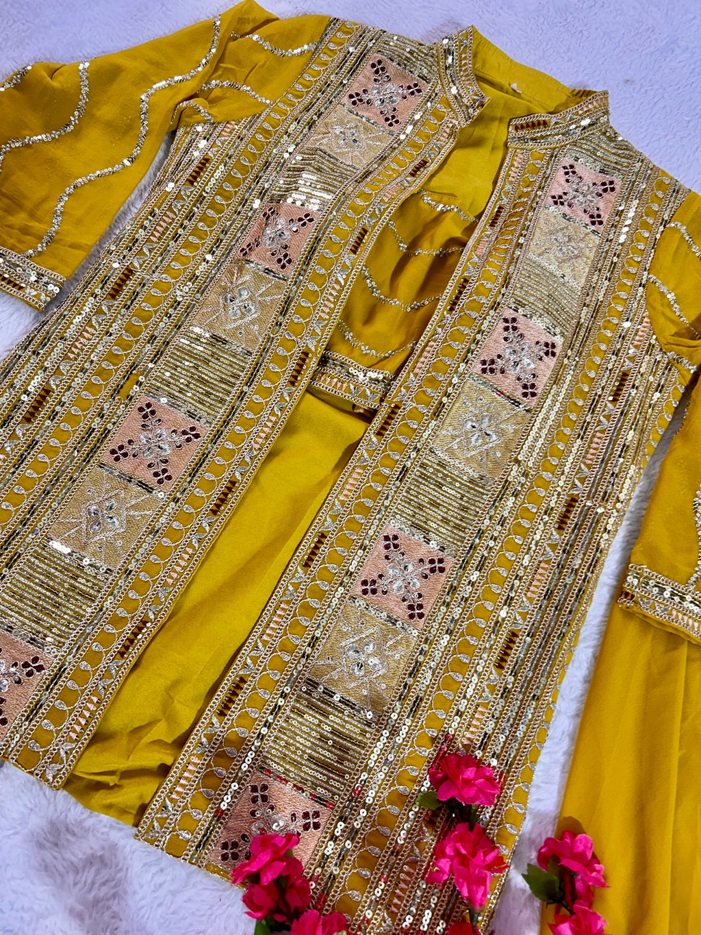 पार्टी वियर डिज़ाइनर टॉप-बॉटम और खूबसूरत कोटी